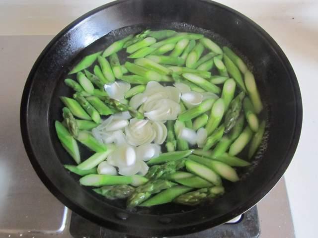 吃瓜嘴巴周围红